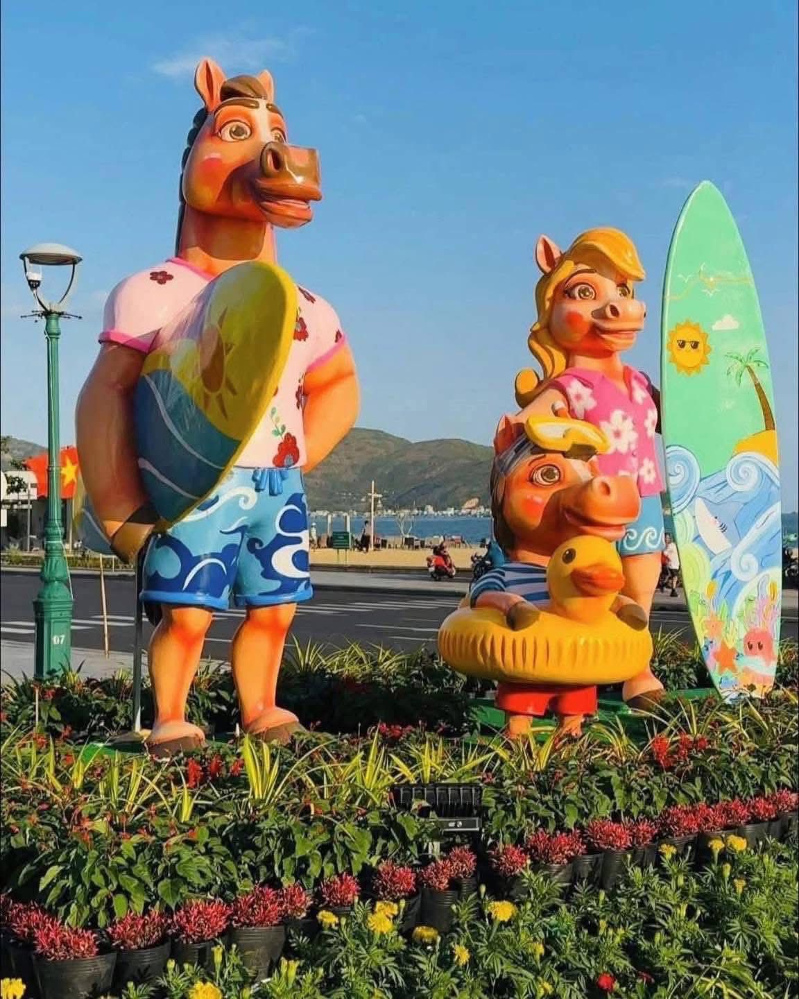 Xôn xao linh vật ngựa Tết đang trở thành ngôi sao chỉ vì "mặt cọc" và 1 thứ cầm trên tay - Ảnh 3.