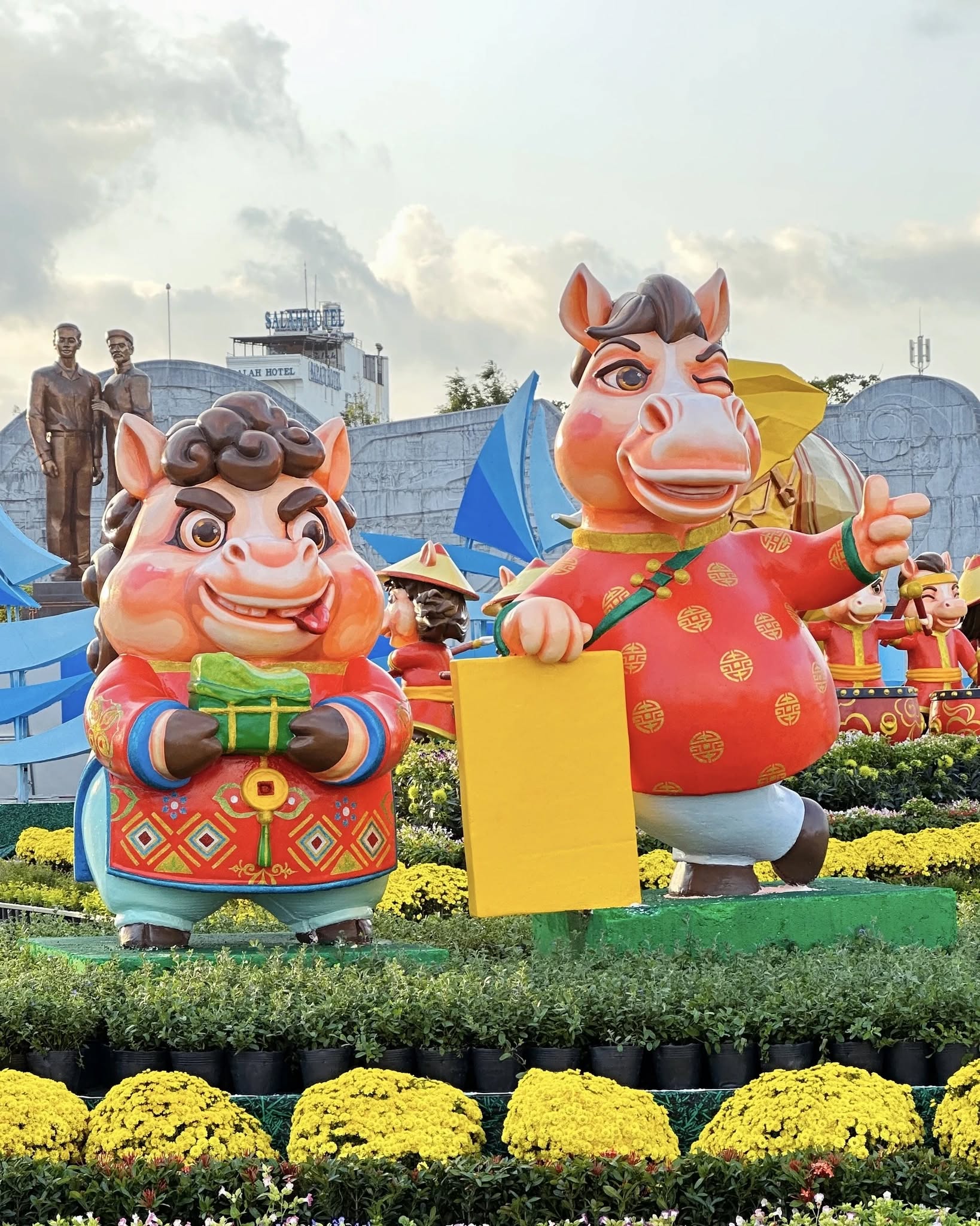 Xôn xao linh vật ngựa Tết đang trở thành ngôi sao chỉ vì "mặt cọc" và 1 thứ cầm trên tay - Ảnh 7.