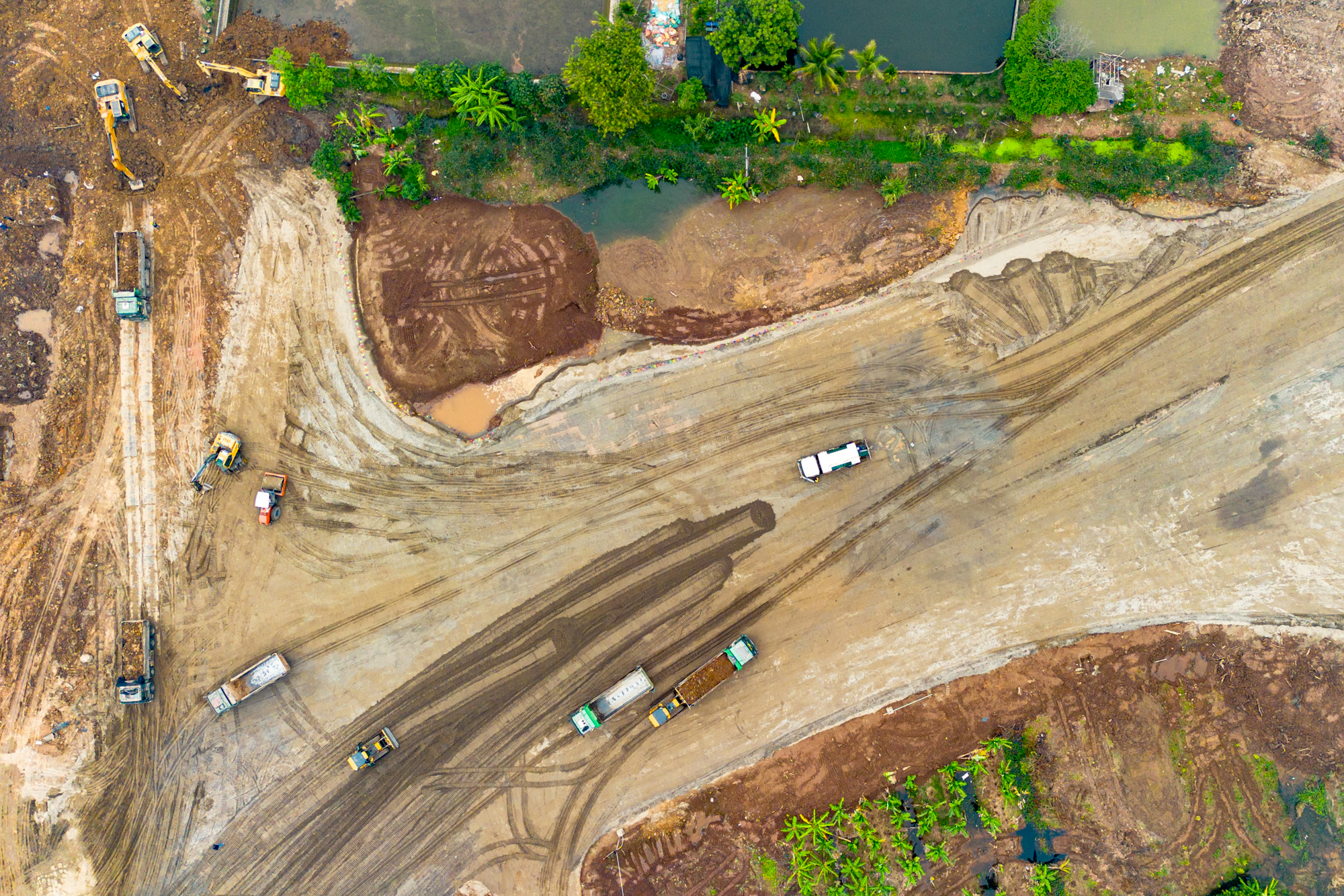 Toàn cảnh công trường sân vận động 60.000 chỗ lớn thứ 2 Việt Nam: Có mặt bằng "sạch" sau 2 tháng, máy móc phủ kín, sắp hoàn thành san lấp - Ảnh 4.