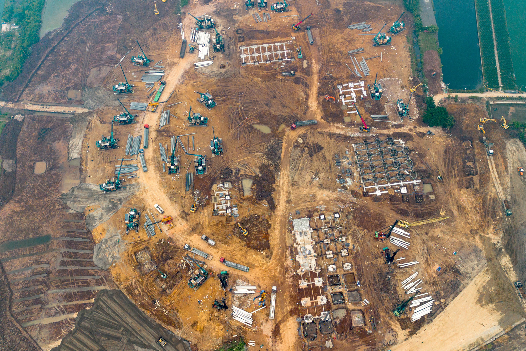 Toàn cảnh công trường sân vận động 60.000 chỗ lớn thứ 2 Việt Nam: Có mặt bằng "sạch" sau 2 tháng, máy móc phủ kín, sắp hoàn thành san lấp - Ảnh 5.