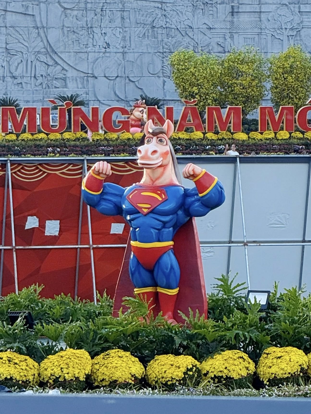 Xôn xao linh vật ngựa Tết đang trở thành ngôi sao chỉ vì "mặt cọc" và 1 thứ cầm trên tay - Ảnh 5.