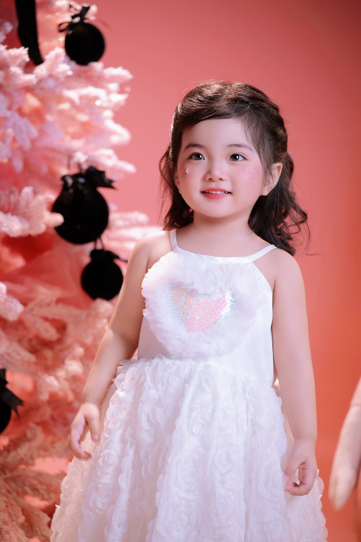 Không thể rời mắt khi Lisa nhà Khánh Thi-Phan Hiển lần đầu diễn sân khấu, xinh yêu quá mức, khí chất chuẩn "con nhà nòi" - Ảnh 2.