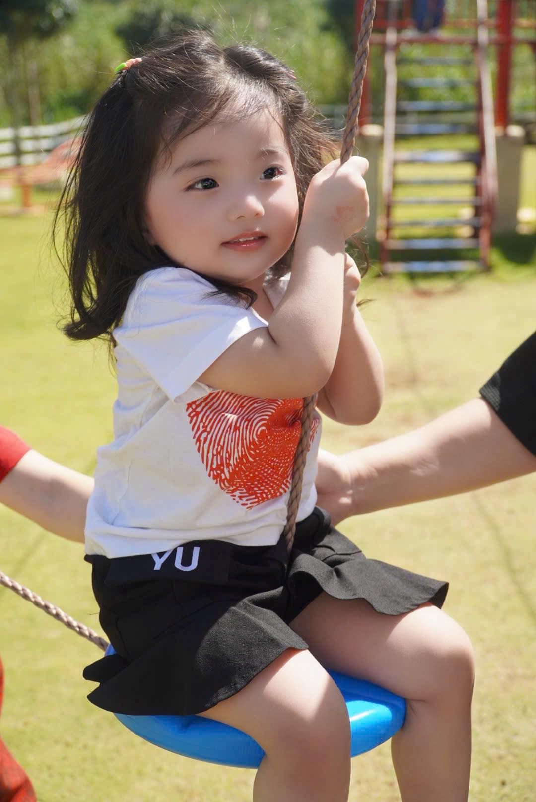 Không thể rời mắt khi Lisa nhà Khánh Thi-Phan Hiển lần đầu diễn sân khấu, xinh yêu quá mức, khí chất chuẩn "con nhà nòi" - Ảnh 4.