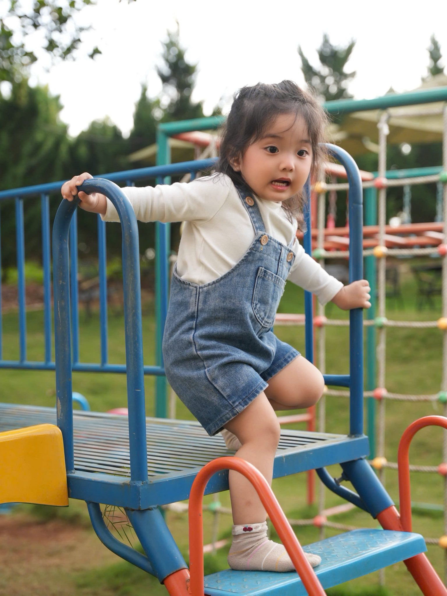 Không thể rời mắt khi Lisa nhà Khánh Thi-Phan Hiển lần đầu diễn sân khấu, xinh yêu quá mức, khí chất chuẩn "con nhà nòi" - Ảnh 3.