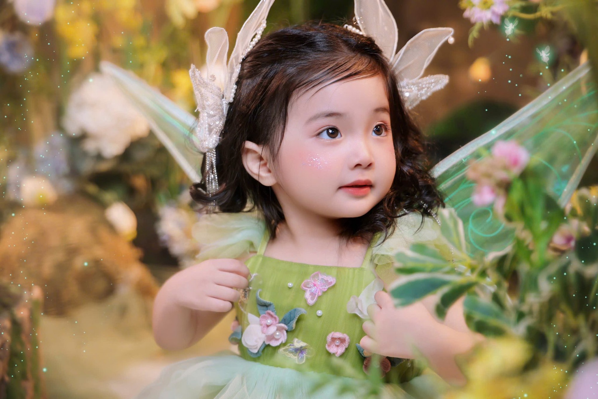 Không thể rời mắt khi Lisa nhà Khánh Thi-Phan Hiển lần đầu diễn sân khấu, xinh yêu quá mức, khí chất chuẩn "con nhà nòi" - Ảnh 5.