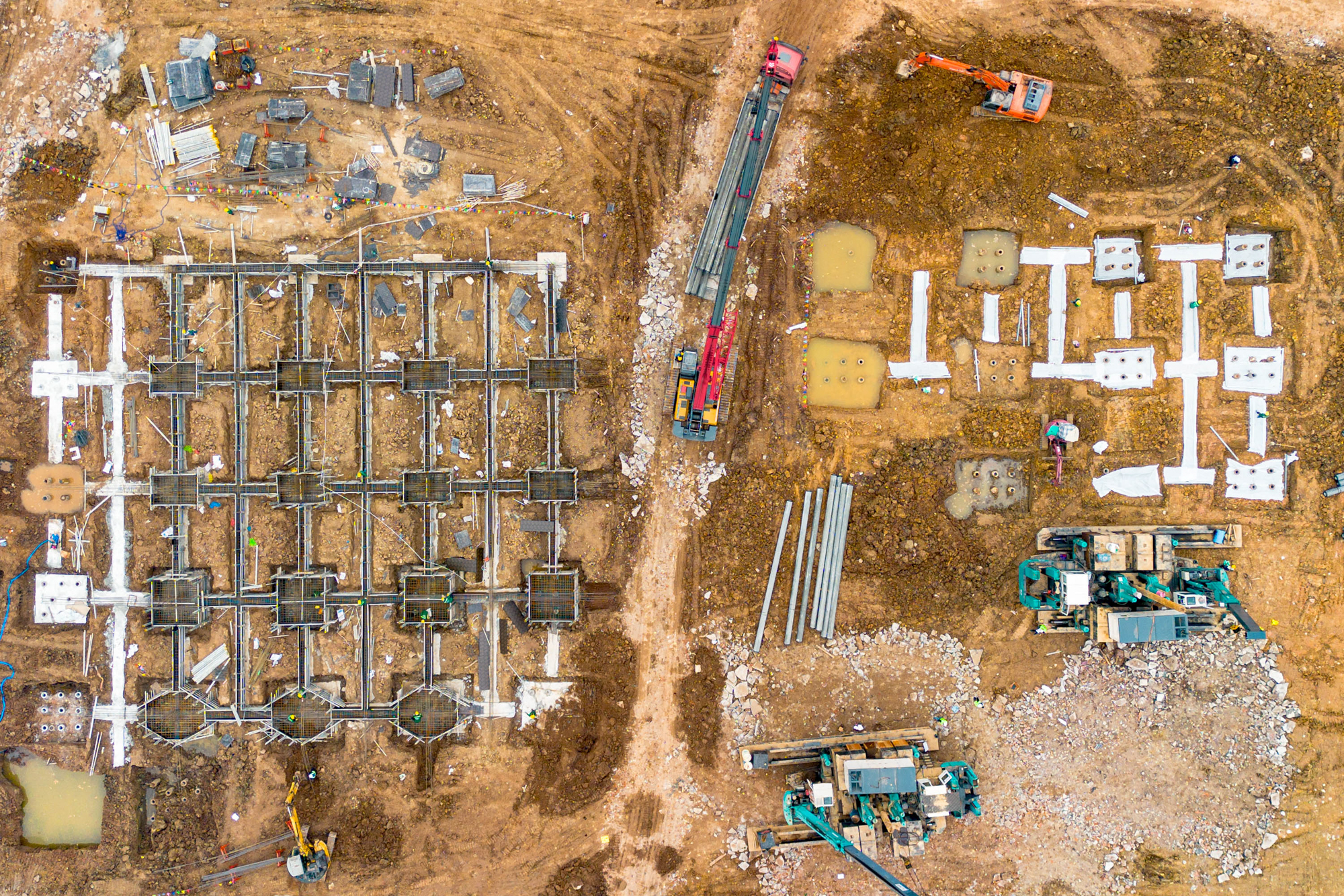 Toàn cảnh công trường sân vận động 60.000 chỗ lớn thứ 2 Việt Nam: Có mặt bằng "sạch" sau 2 tháng, máy móc phủ kín, sắp hoàn thành san lấp - Ảnh 6.