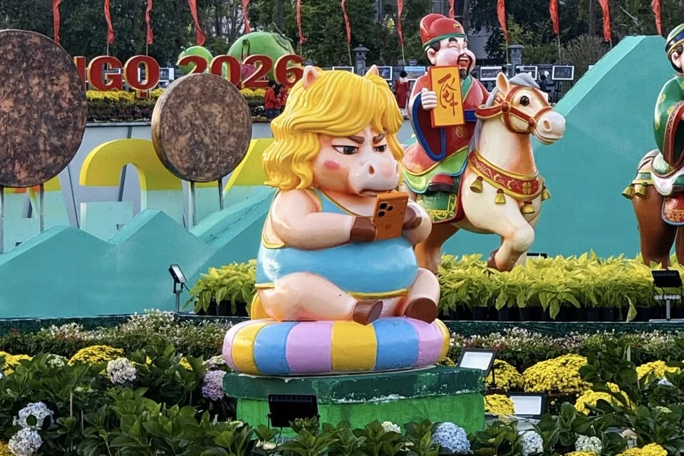 Xôn xao linh vật ngựa Tết đang trở thành ngôi sao chỉ vì "mặt cọc" và 1 thứ cầm trên tay - Ảnh 8.