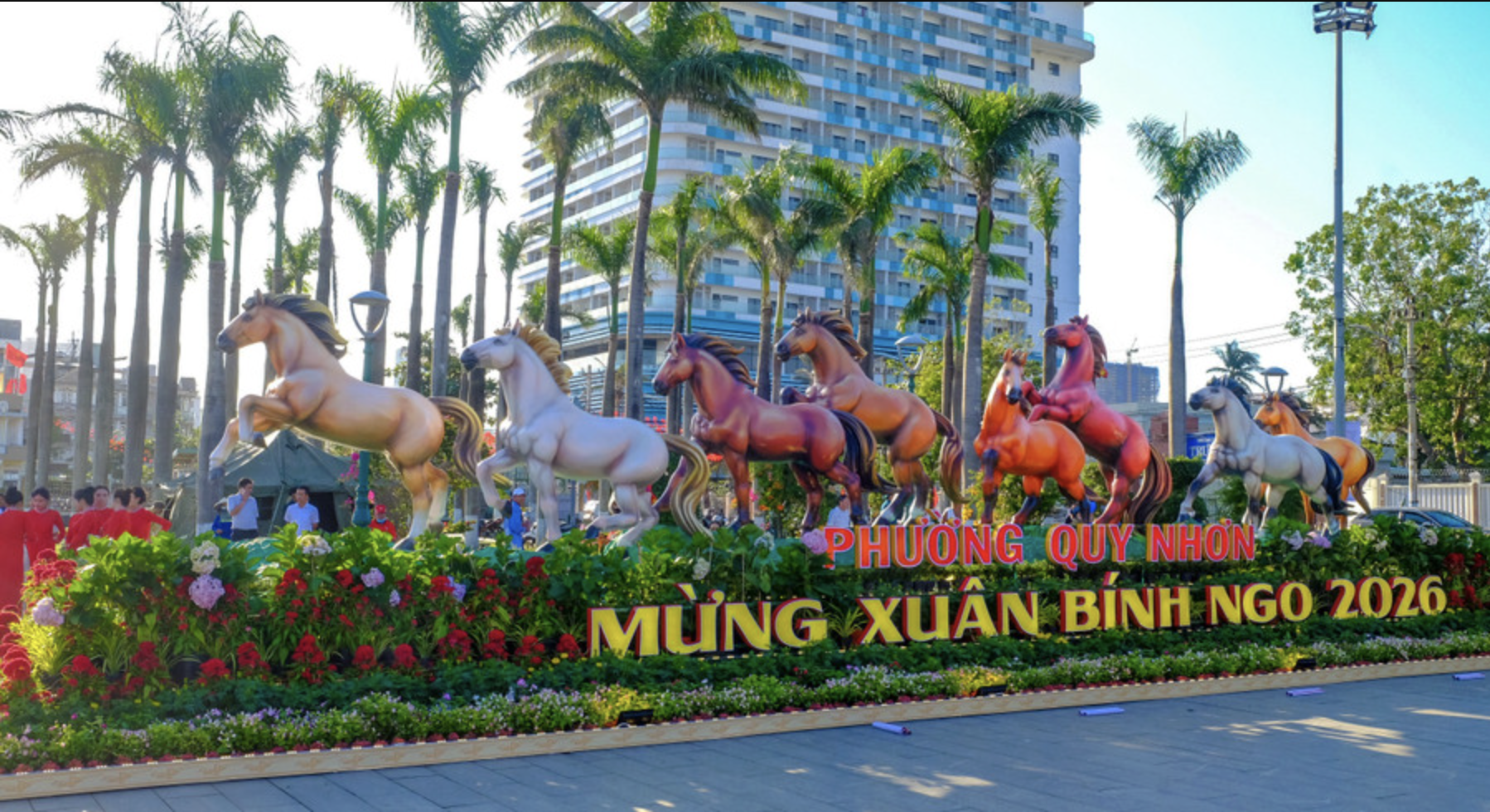 Xôn xao linh vật ngựa Tết đang trở thành ngôi sao chỉ vì "mặt cọc" và 1 thứ cầm trên tay - Ảnh 2.