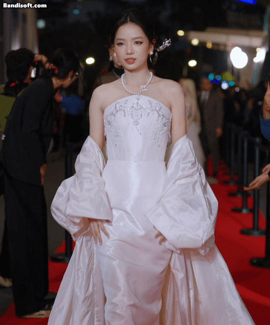 Mỹ nhân duy nhất xứng đáng là "thần tiên tỷ tỷ" ở WeChoice Awards 2025, mọi đường nét đều chuẩn tuyệt tác trời ban - Ảnh 4.