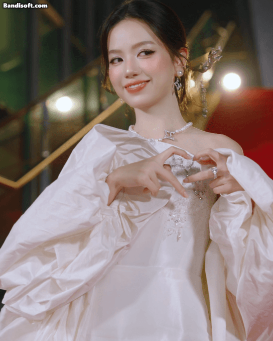 Mỹ nhân duy nhất xứng đáng là "thần tiên tỷ tỷ" ở WeChoice Awards 2025, mọi đường nét đều chuẩn tuyệt tác trời ban - Ảnh 5.