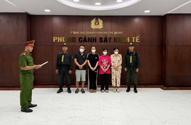 Các tổ công tác đồng loạt khám xét nhiều kho hàng, bắt giữ bà chủ Lê Thị Kim Tuyến và 3 người- Ảnh 1.