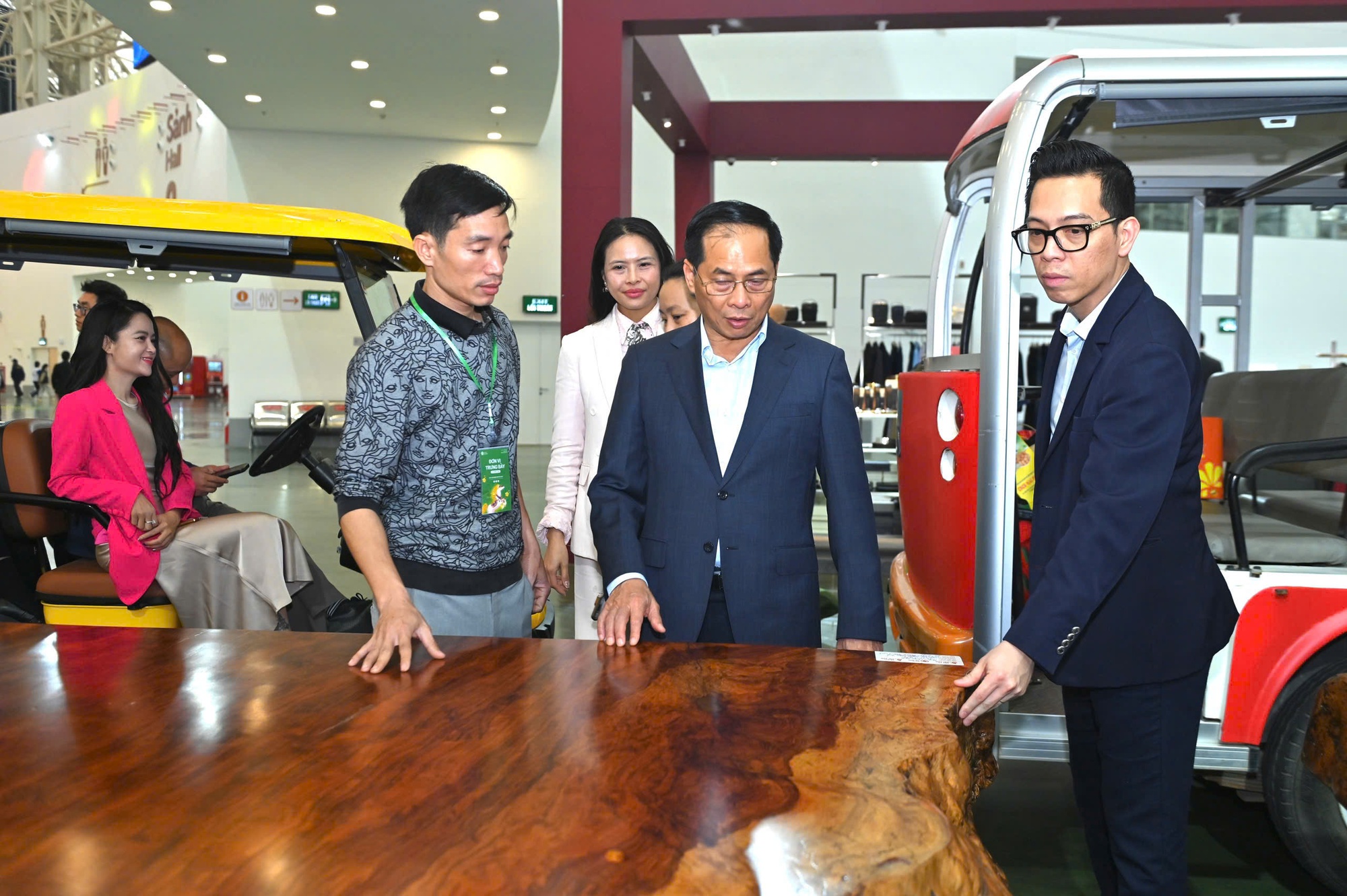 Phản gỗ Cẩm Lai ngàn năm tuổi giá trị hàng tỉ đồng tại Hội chợ Mùa Xuân 2026 - Ảnh 1.