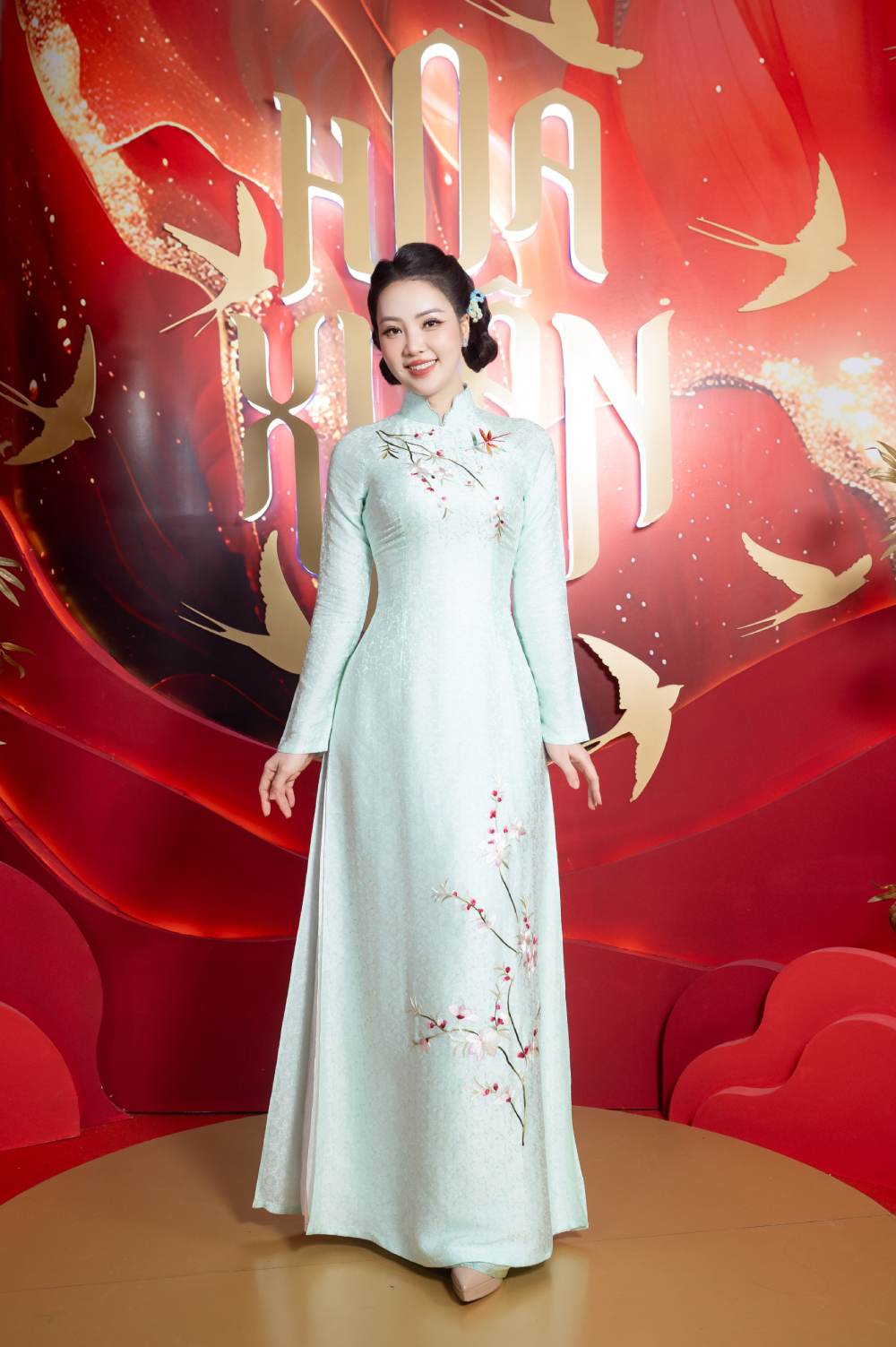 Á hậu Thụy Vân diện áo dài NTK Ngọc Lan xuất hiện trên sóng quốc gia dịp Tết- Ảnh 9.