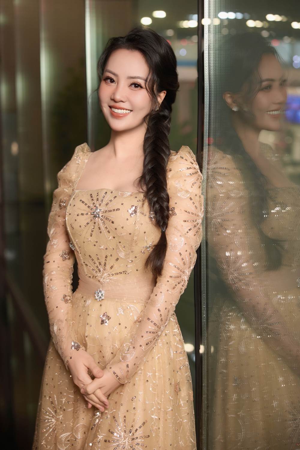 Á hậu Thụy Vân diện áo dài NTK Ngọc Lan xuất hiện trên sóng quốc gia dịp Tết- Ảnh 1.