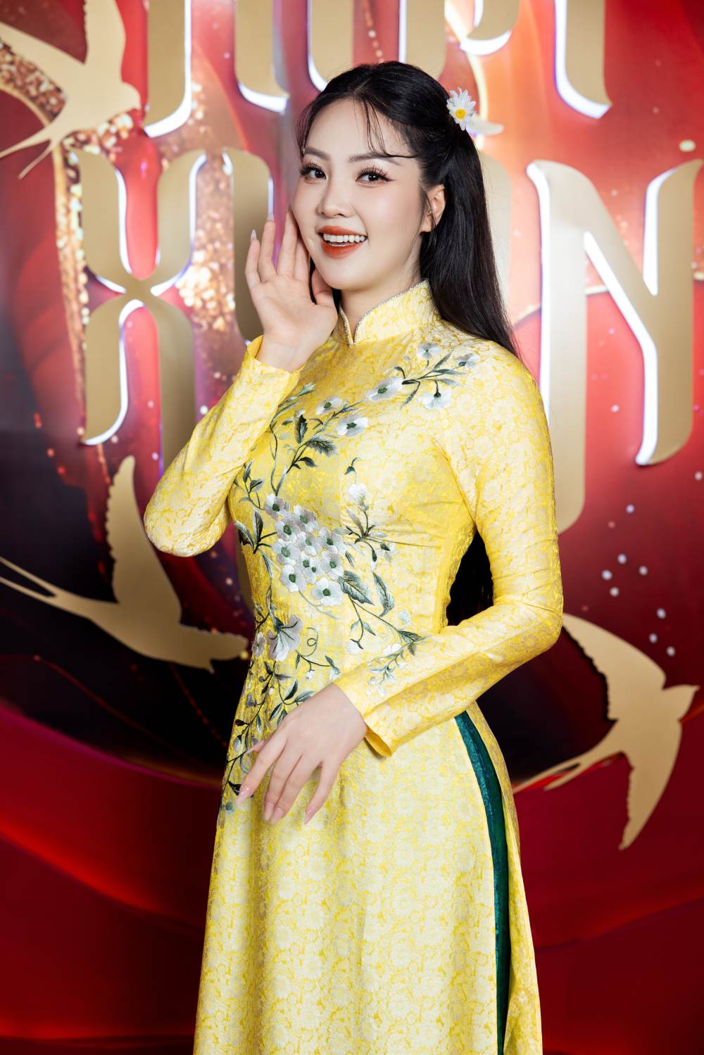 Á hậu Thụy Vân diện áo dài NTK Ngọc Lan xuất hiện trên sóng quốc gia dịp Tết- Ảnh 4.