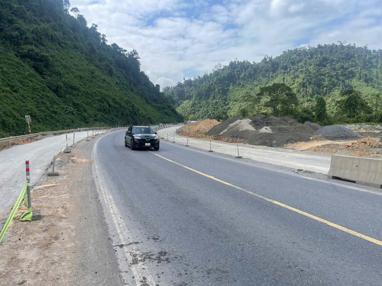 Thi đua 19 ngày đêm, dự án mở rộng cao tốc La Sơn – Hòa Liên giải ngân vượt kế hoạch- Ảnh 1.