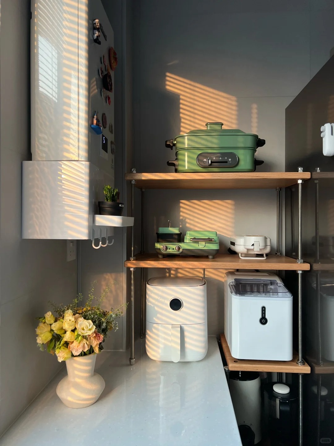 Không mở rộng diện tích, chỉ đổi cách dùng: Người phụ nữ 57 tuổi tiết kiệm tiền cải tạo nhờ 9 khe hở dưới 20cm - Ảnh 1.