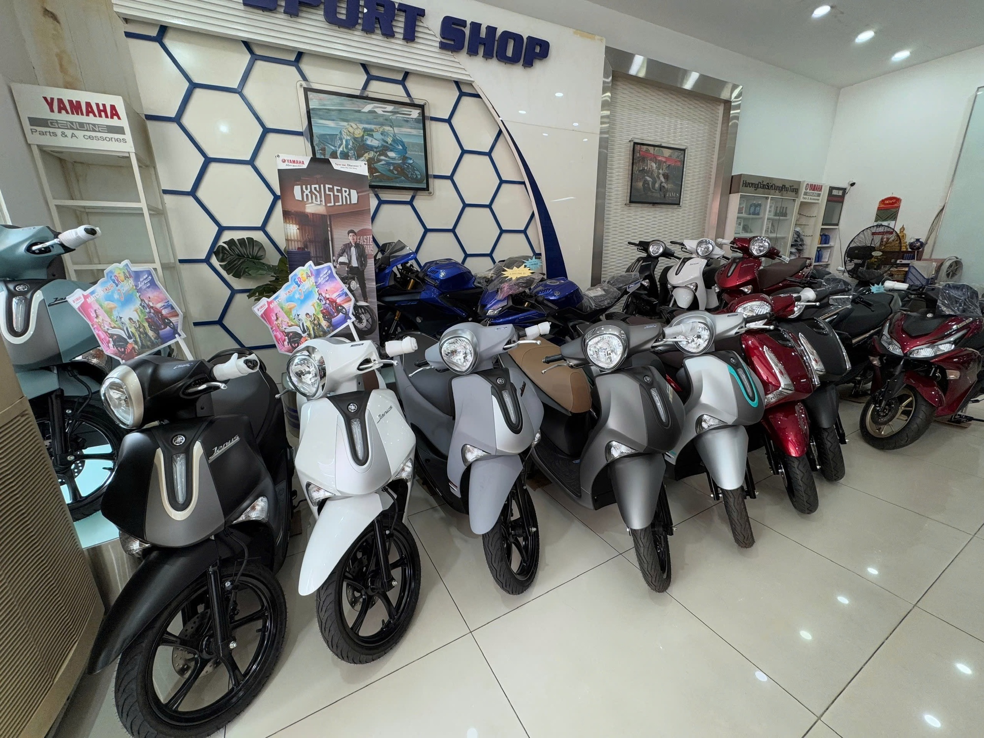 Xe máy "rớt" giá sau Tết - Ảnh 1.