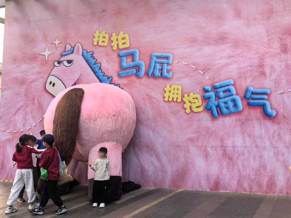 Khách Việt bất ngờ trước cảnh tượng trên phố Trung Quốc dịp năm mới, nhận xét: "Ai cũng như vậy sao?" - Ảnh 2.