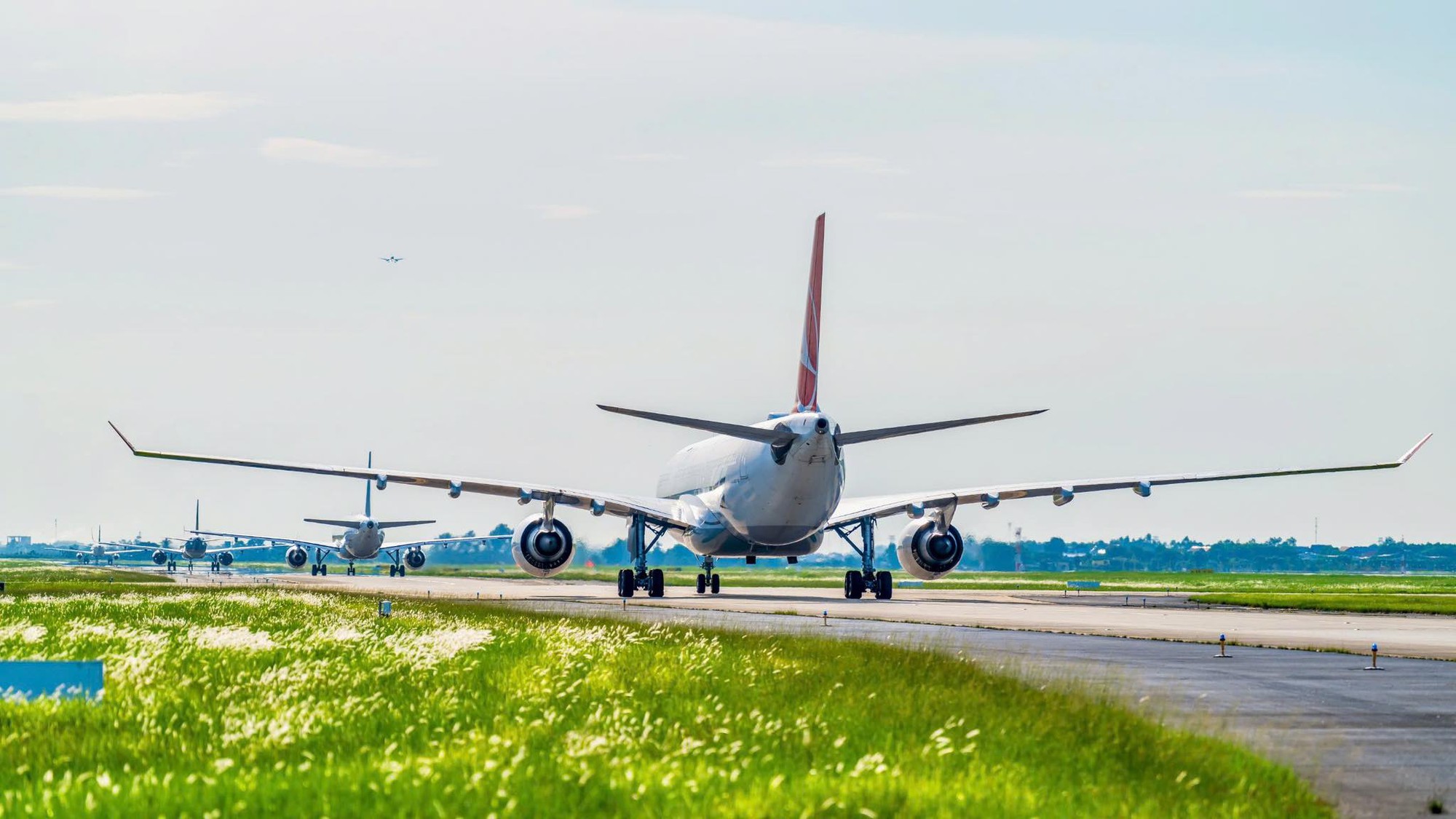Nhiều chuyến bay Trung Đông bị ảnh hưởng, 3 máy bay mắc kẹt tại Nội Bài - Ảnh 1.