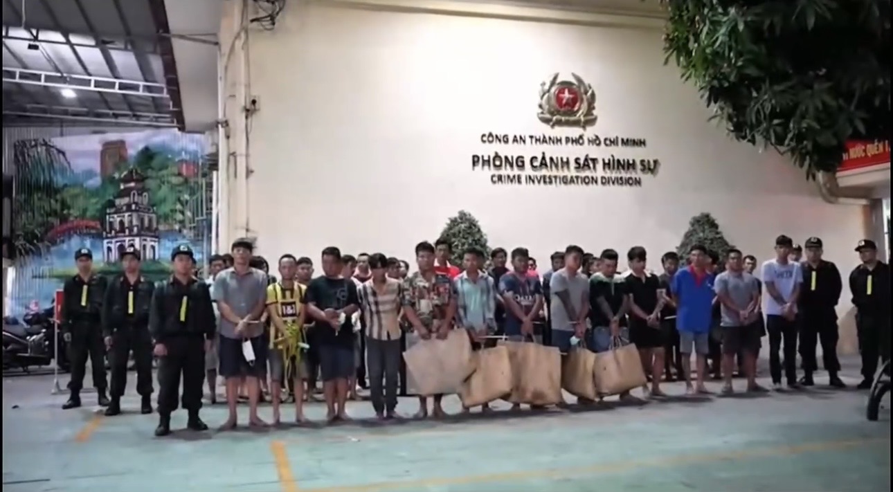 Hàng trăm cảnh sát triệt xoá liên tiếp 2 tụ điểm đỏ đen ở TP.HCM, tạm giữ gần nửa tỷ đồng tiền mặt- Ảnh 1.