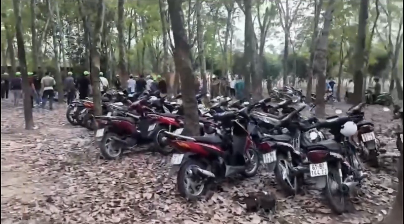 Hàng trăm cảnh sát triệt xoá liên tiếp 2 tụ điểm đỏ đen ở TP.HCM, tạm giữ gần nửa tỷ đồng tiền mặt- Ảnh 2.