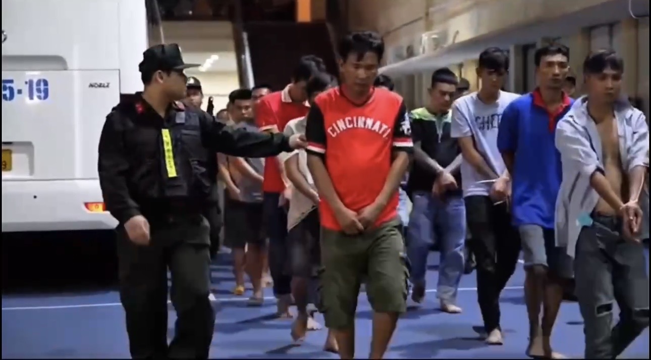 Hàng trăm cảnh sát triệt xoá liên tiếp 2 tụ điểm đỏ đen ở TP.HCM, tạm giữ gần nửa tỷ đồng tiền mặt- Ảnh 3.