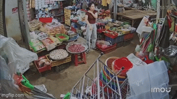 Vụ ngất xỉu sau khi gặp 2 người lạ: Đối tượng tìm người tên Vân, nhưng giơ ảnh đàn ông đầu trọc- Ảnh 1.