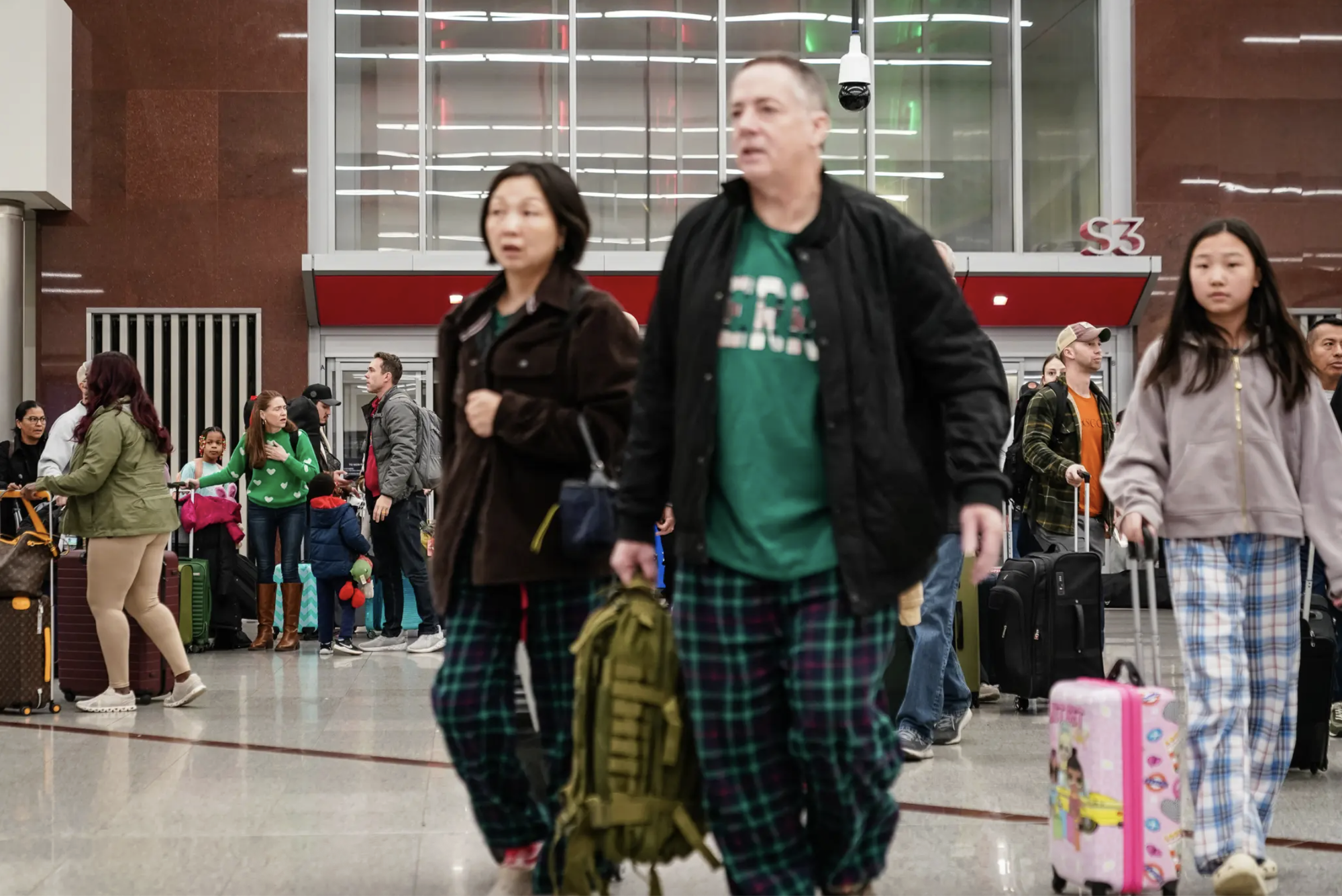 Một sân bay muốn cấm hành khách mặc đồ ngủ và dép crocs?- Ảnh 1. Một sân bay muốn cấm hành khách mặc đồ ngủ và dép crocs?- Ảnh 1.