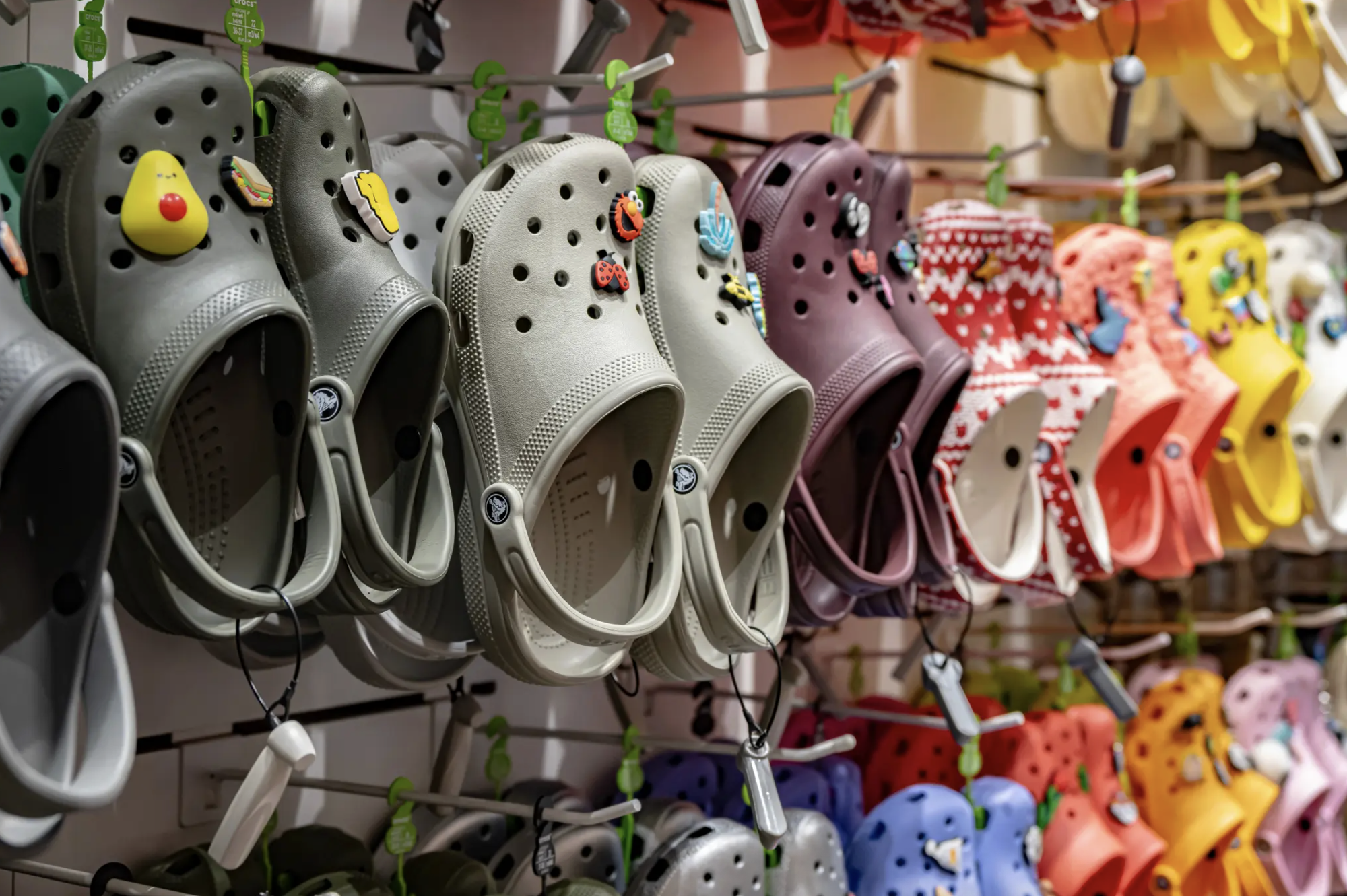 Một sân bay muốn cấm hành khách mặc đồ ngủ và dép crocs?- Ảnh 2. Một sân bay muốn cấm hành khách mặc đồ ngủ và dép crocs?- Ảnh 2.