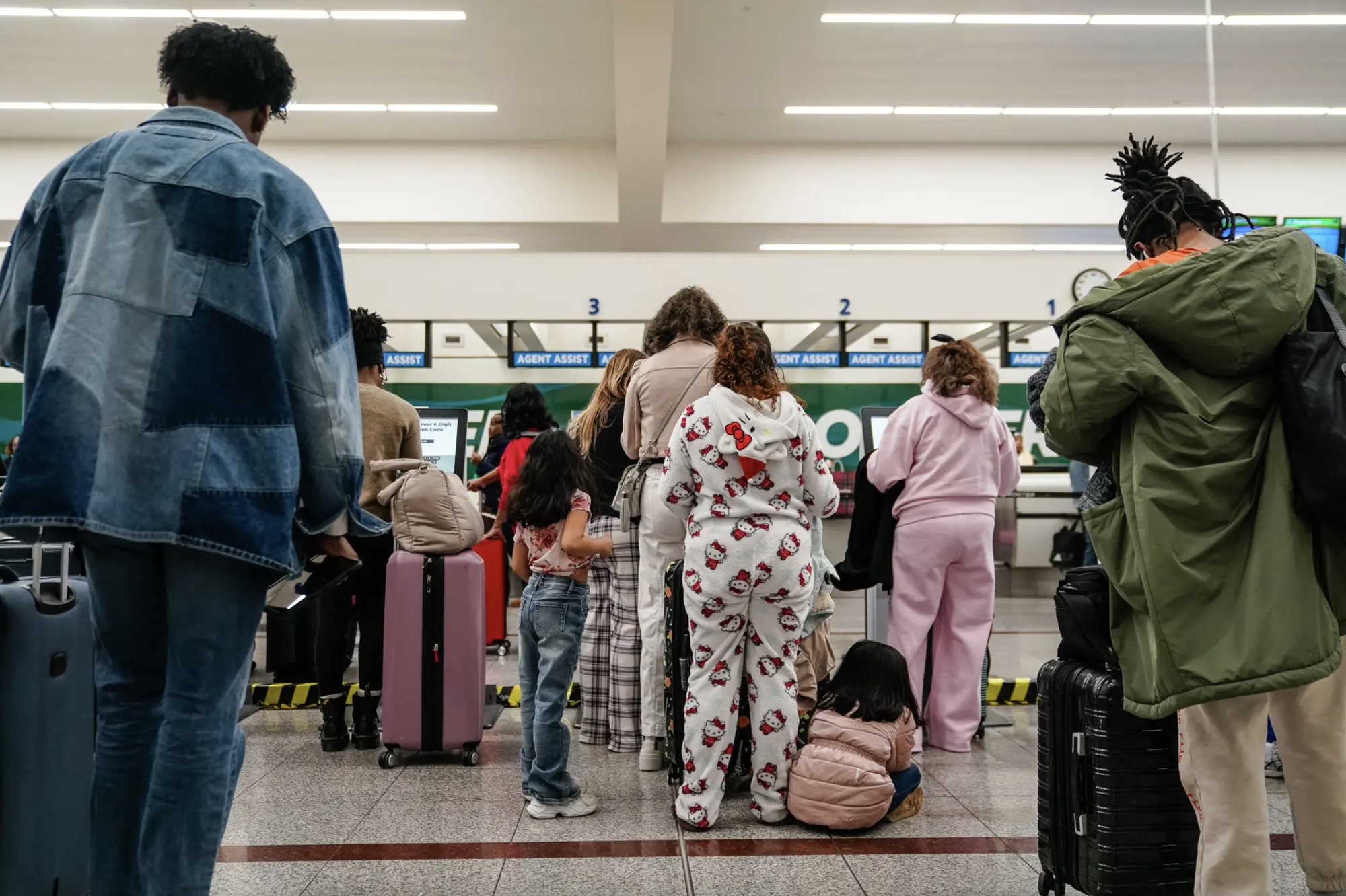 Một sân bay muốn cấm hành khách mặc đồ ngủ và dép crocs?- Ảnh 3. Một sân bay muốn cấm hành khách mặc đồ ngủ và dép crocs?- Ảnh 3.