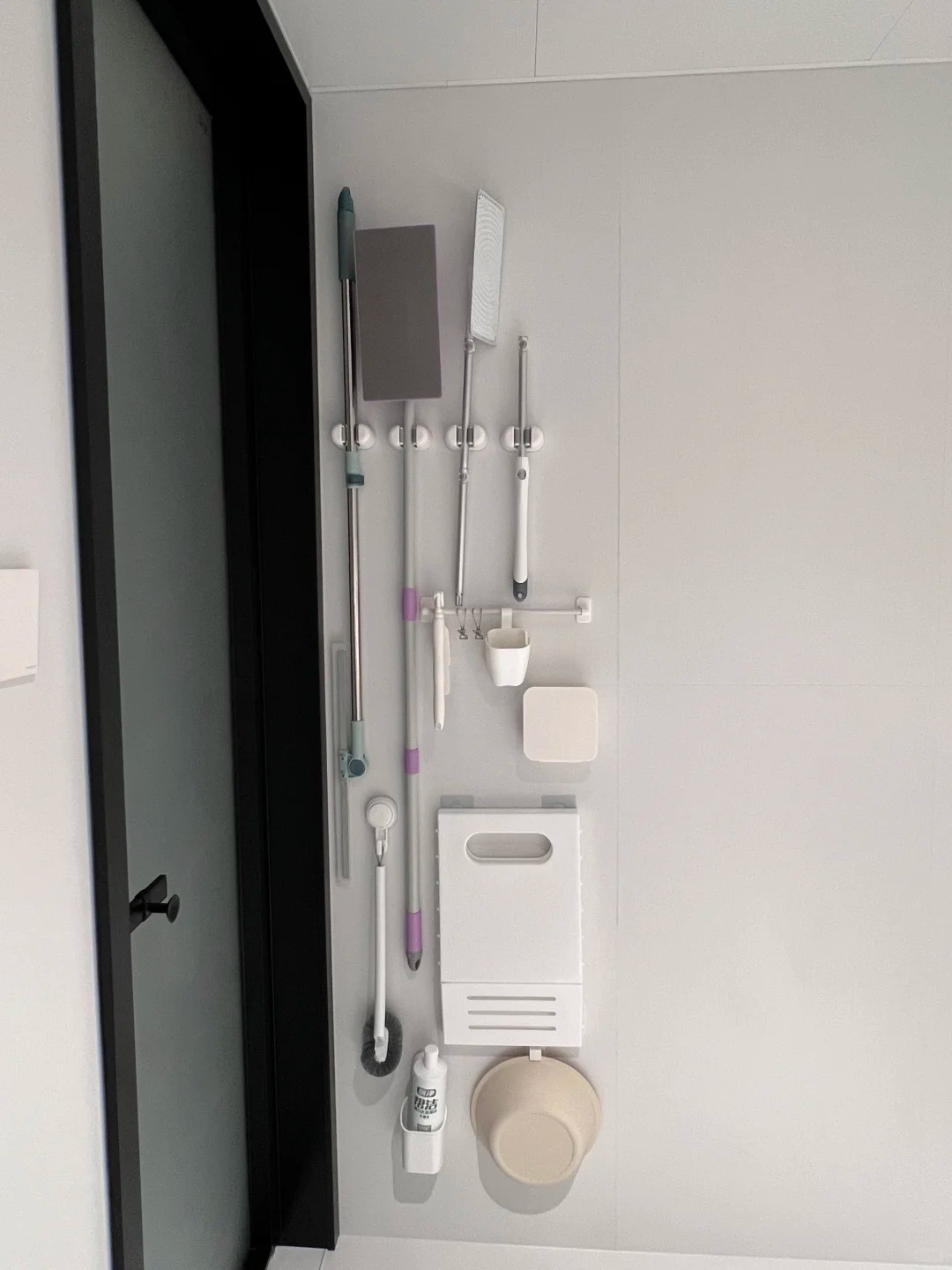 Treo lên thay vì để xuống: 12 cách sắp xếp “không tốn tiền” của giới trẻ giúp nhà gọn hẳn, việc nhà giảm một nửa- Ảnh 1.