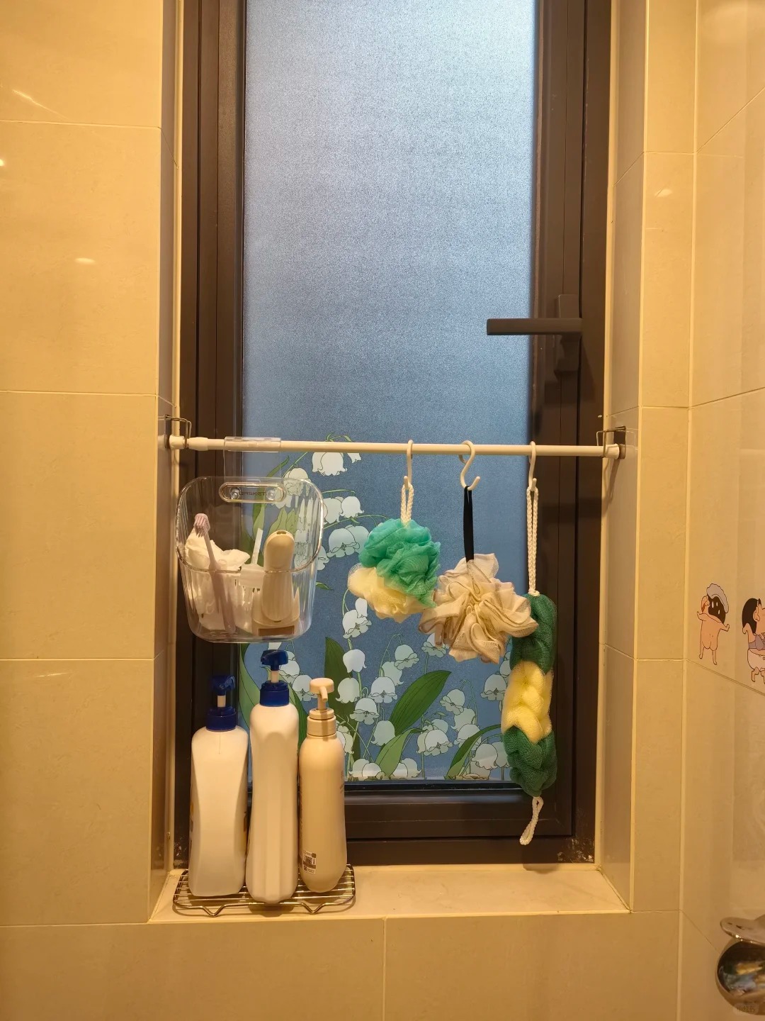 Treo lên thay vì để xuống: 12 cách sắp xếp “không tốn tiền” của giới trẻ giúp nhà gọn hẳn, việc nhà giảm một nửa- Ảnh 2.