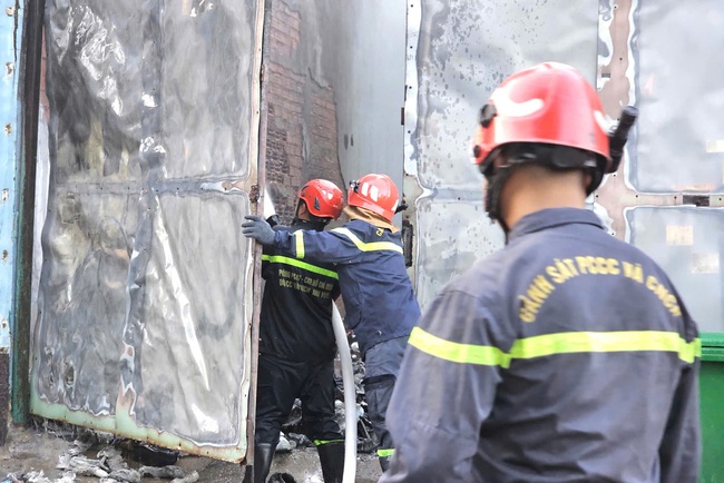 Cháy ở TPHCM, đe dọa 2 căn nhà- Ảnh 2.