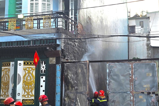 Cháy ở TPHCM, đe dọa 2 căn nhà- Ảnh 3.