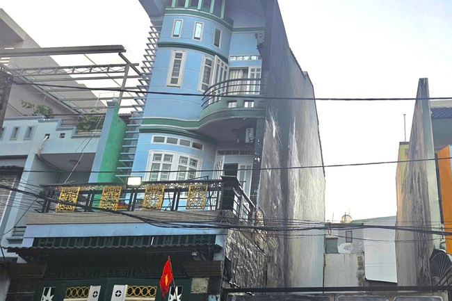 Cháy ở TPHCM, đe dọa 2 căn nhà- Ảnh 1.