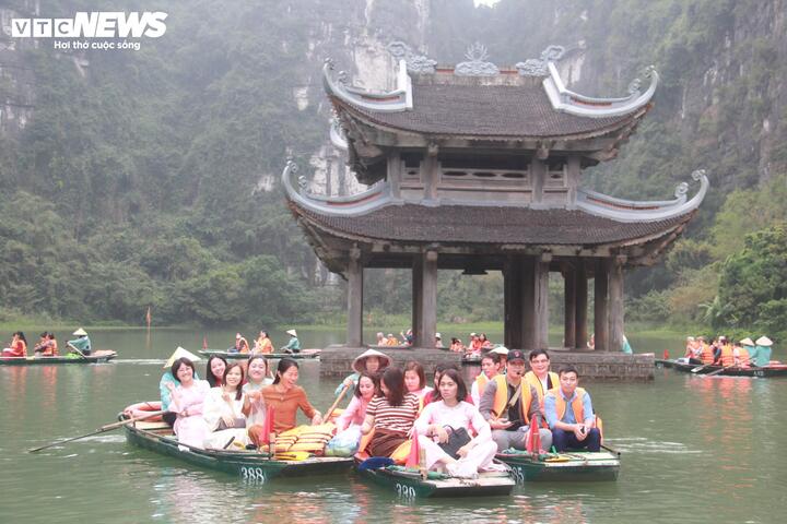 Khách du lịch đến Ninh Bình tăng hơn 80%, thu gần 6.000 tỷ đồng đầu năm- Ảnh 2.