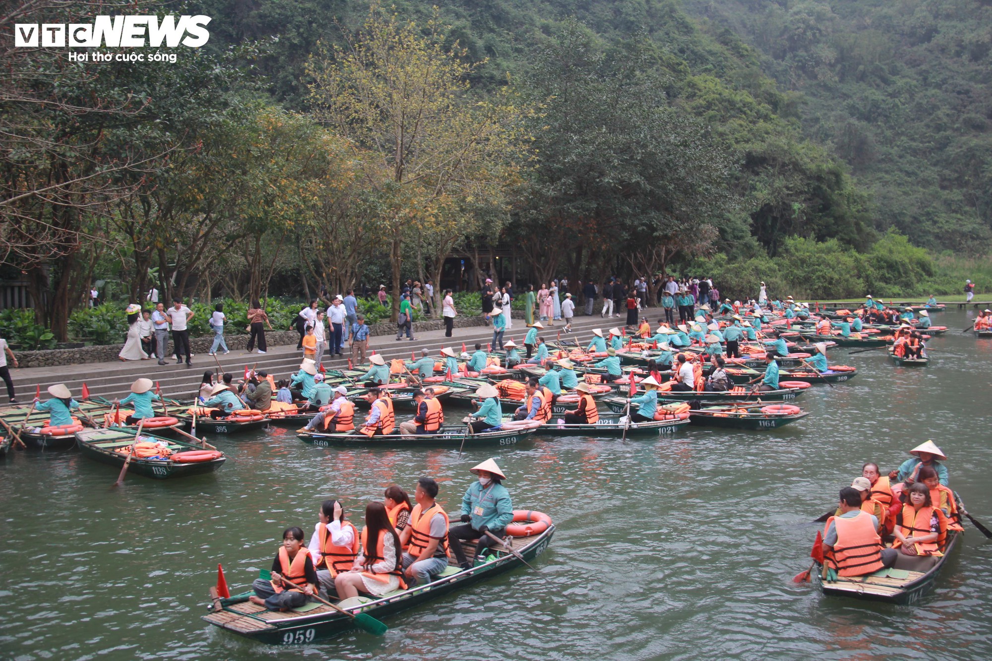 Khách du lịch đến Ninh Bình tăng hơn 80%, thu gần 6.000 tỷ đồng đầu năm- Ảnh 1.