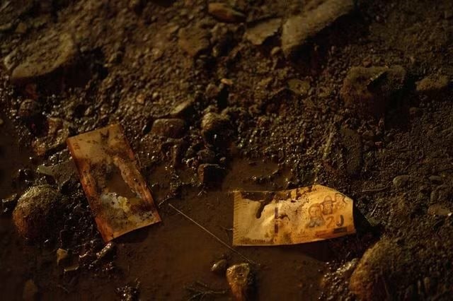 Tiền rơi trắng trời sau thảm kịch máy bay: Chính quyền Bolivia chạy đua tiêu hủy hàng triệu USD trước khi dân nghèo kịp "hôi của"- Ảnh 2.