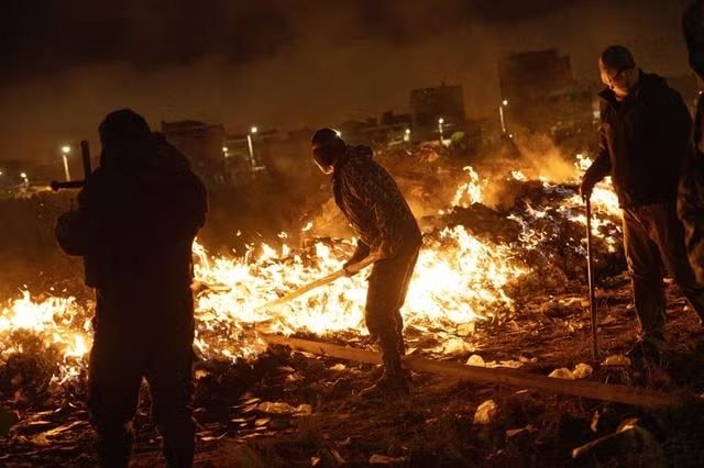 Tiền rơi trắng trời sau thảm kịch máy bay: Chính quyền Bolivia chạy đua tiêu hủy hàng triệu USD trước khi dân nghèo kịp "hôi của"- Ảnh 1.