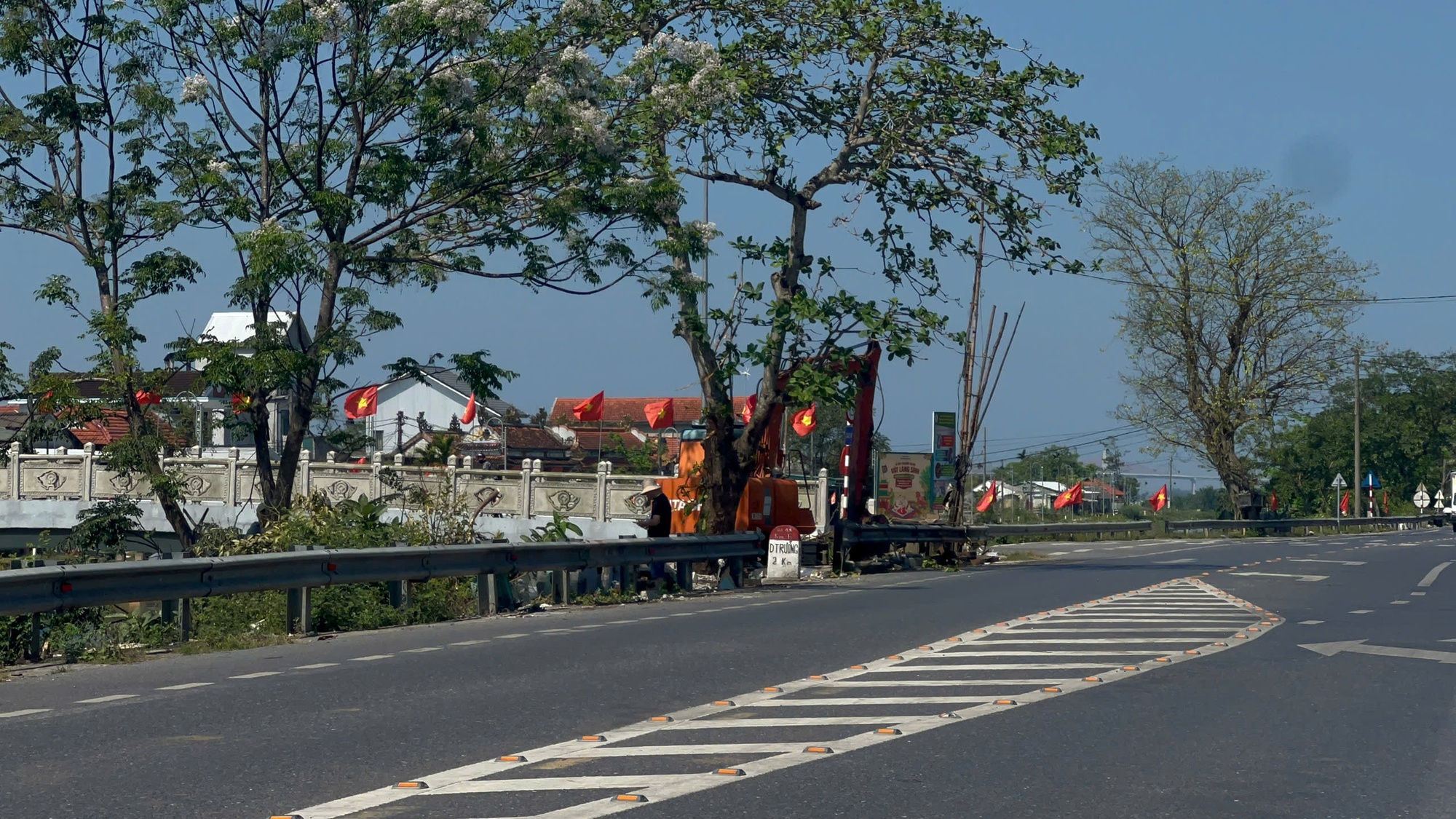 Ông Lững đã rời đi, điểm tắc mặt bằng cầu Mỹ An đã được giải phóng - Ảnh 2.