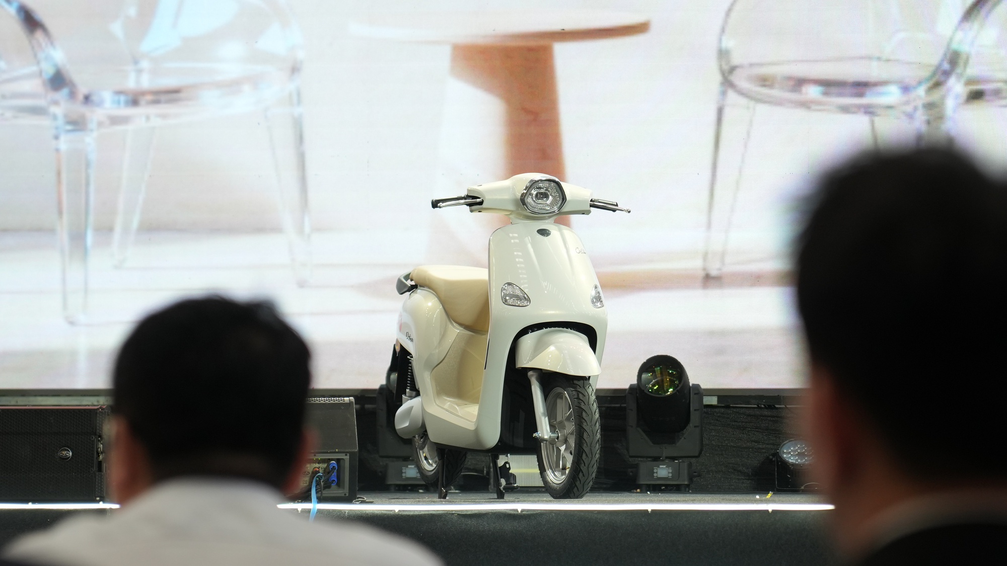 Mẫu xe máy điện Trung Quốc có khả năng di chuyển 180 km sau một lần sạc chính thức ra mắt - Ảnh 2.