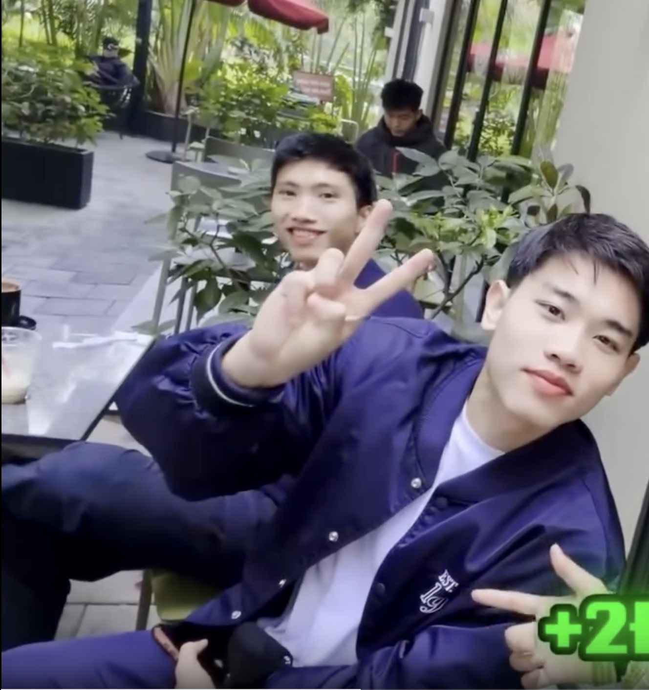 Văn Hậu lái Porsche chở Đình Bắc, còn kiên nhẫn chờ đàn em kí tặng loạt fan nhí, netizen: Thời thế đổi khác rồi!- Ảnh 1.