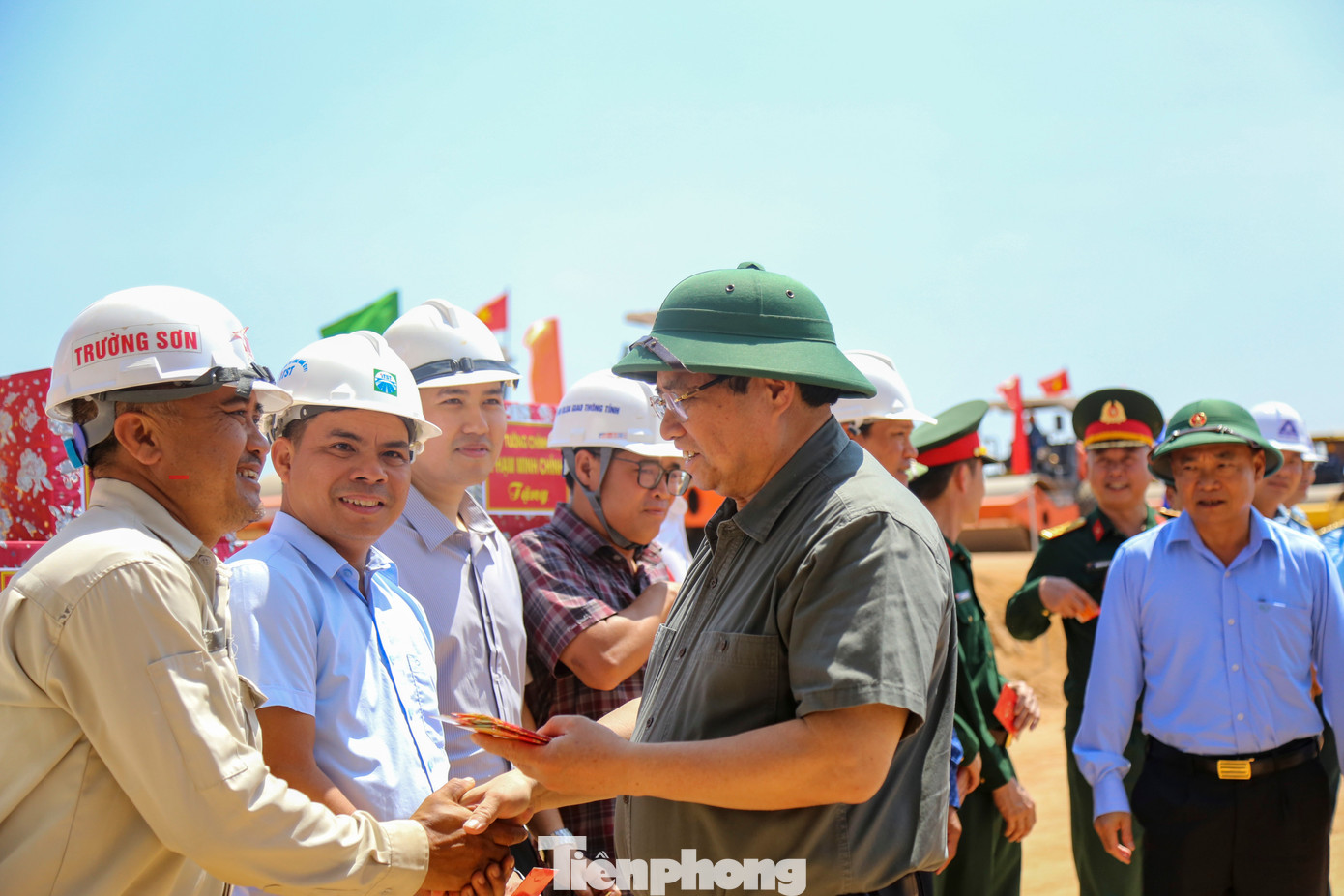 Thủ tướng kiểm tra dự án đường băng sân bay Phù Cát- Ảnh 1.