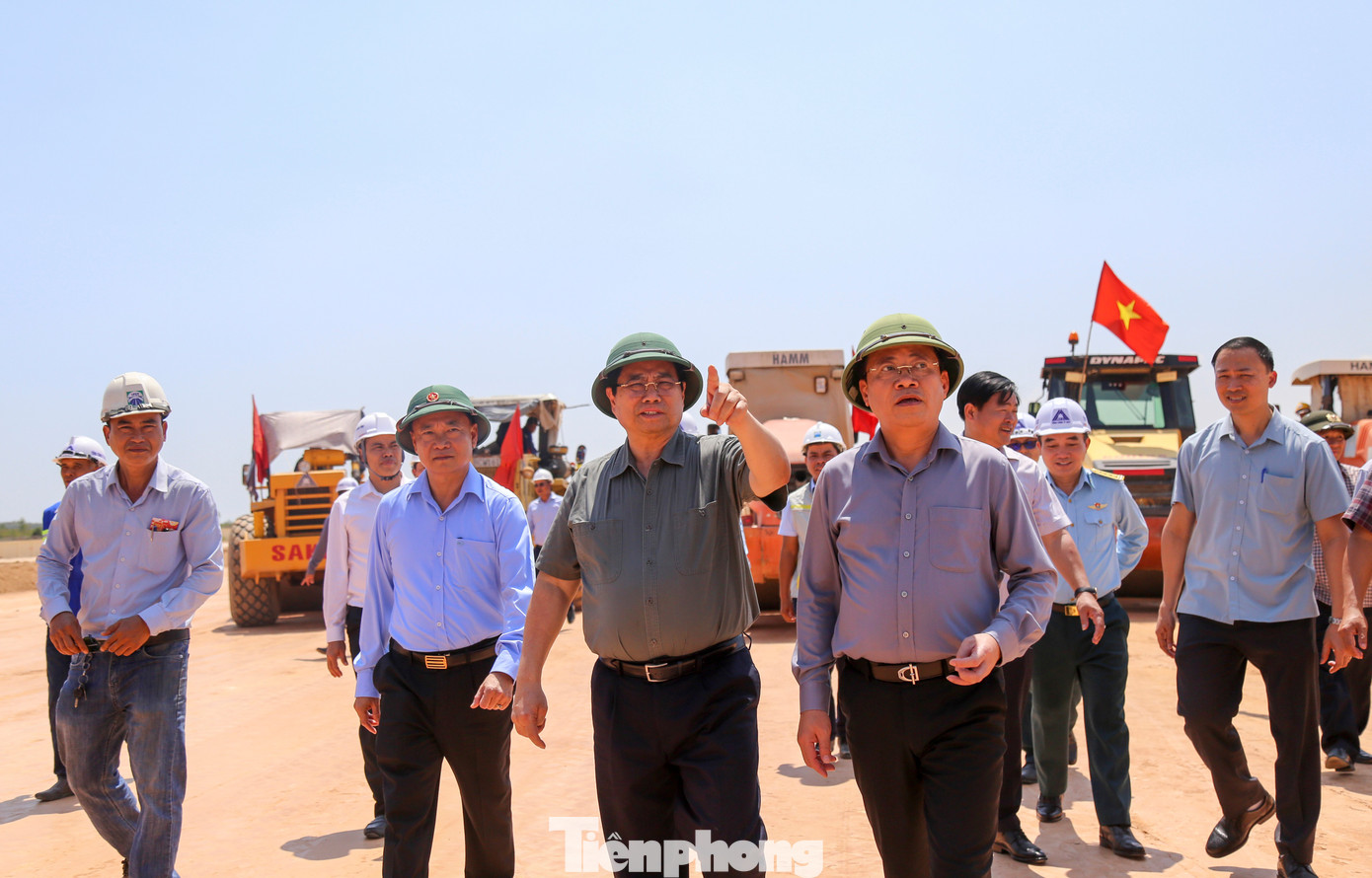 Thủ tướng kiểm tra dự án đường băng sân bay Phù Cát- Ảnh 3.