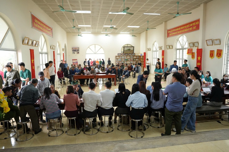 Nhiều người dân nhận tiền đền bù tại siêu dự án 925.000 tỷ do Vingroup của tỷ phú Phạm Nhật Vượng đầu tư- Ảnh 1. Nhiều người dân nhận tiền đền bù tại siêu dự án 925.000 tỷ do Vingroup của tỷ phú Phạm Nhật Vượng đầu tư- Ảnh 1.