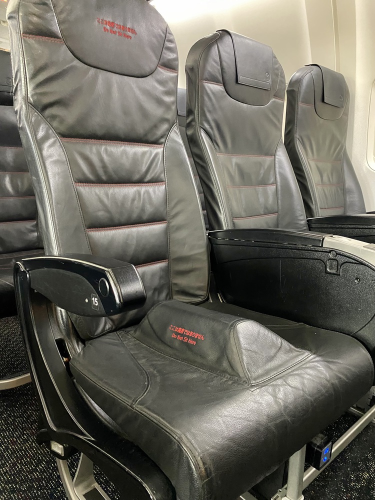 Người trong ngành tiết lộ bí ẩn chiếc ghế hàng 15 trên máy bay, vì sao không bao giờ có ai dám ngồi?- Ảnh 2.