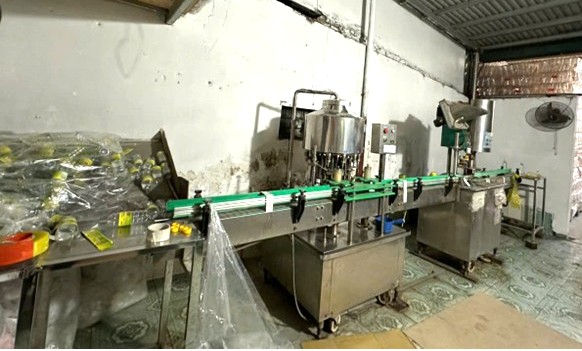 Thi hành lệnh bắt tạm giam chủ xưởng dấm Vũ Văn Dũng sinh năm 1984- Ảnh 3.