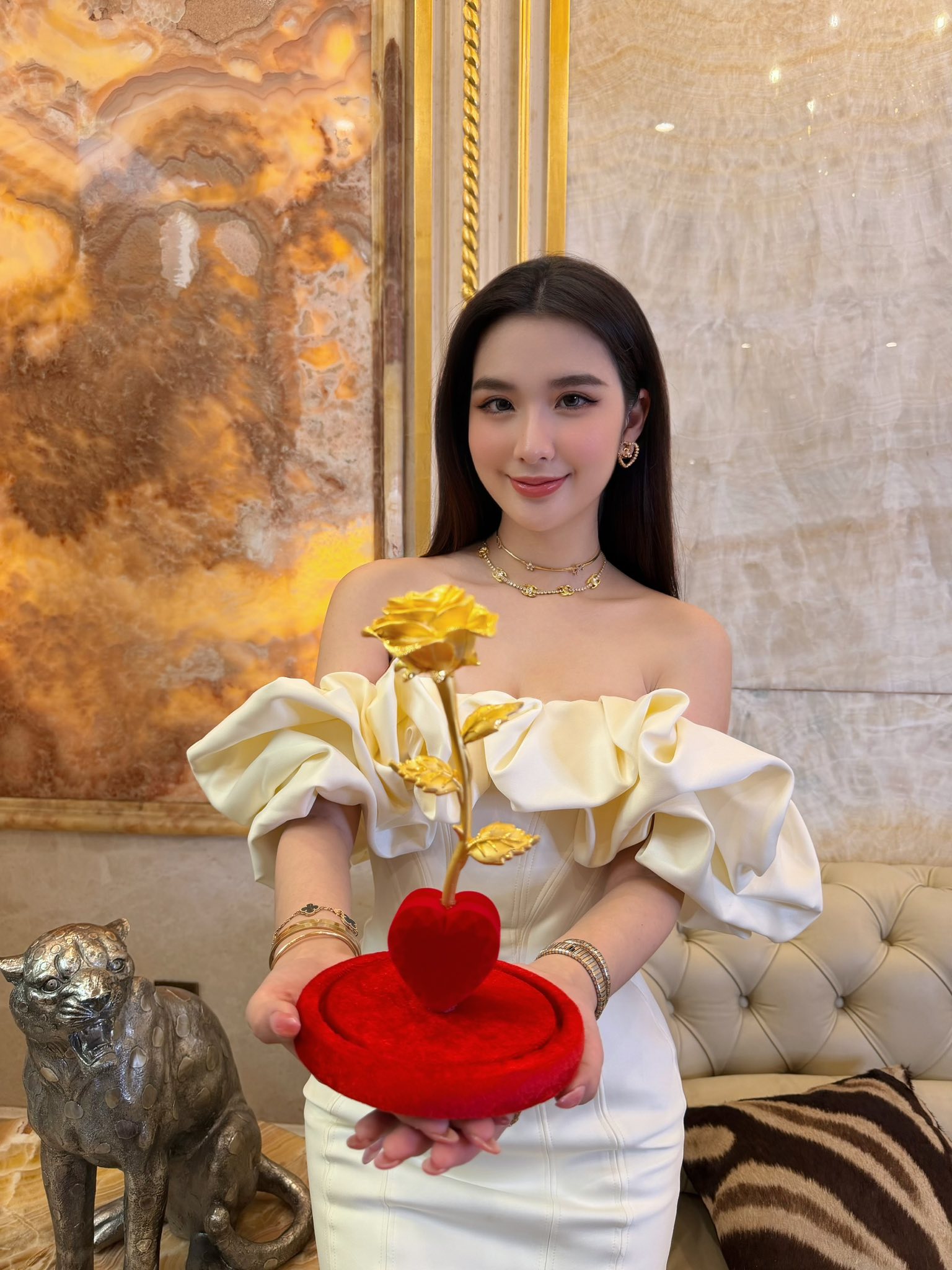 "Phú bà showbiz" khoe được tặng hoa hồng bằng vàng 9999, netizen thi nhau đoán giá- Ảnh 1.