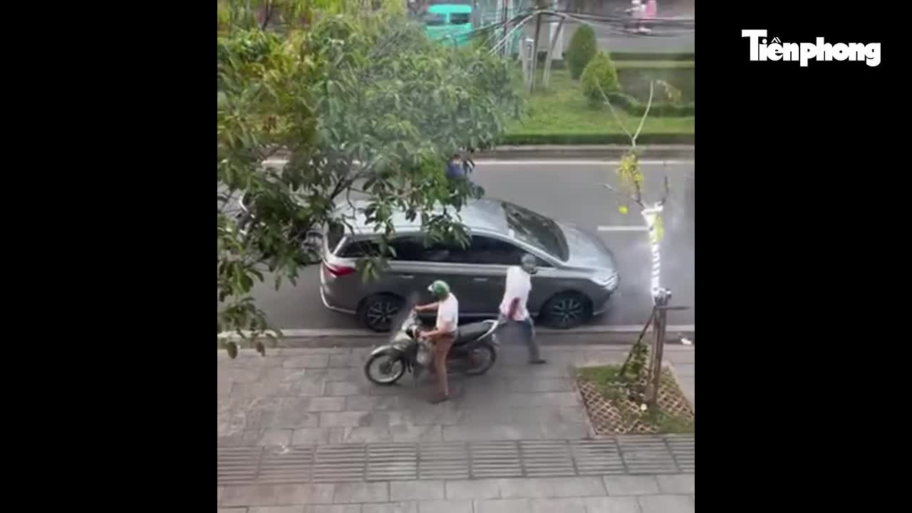 Va chạm giao thông ở TPHCM: Tài xế ô tô bị rượt đuổi và đánh giữa đường - Ảnh 1.